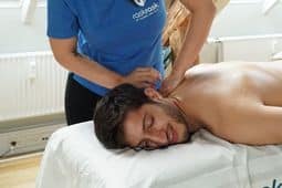 Massør udfører dybdegående massage på patient