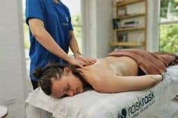 Massør udfører iskias massage på patient